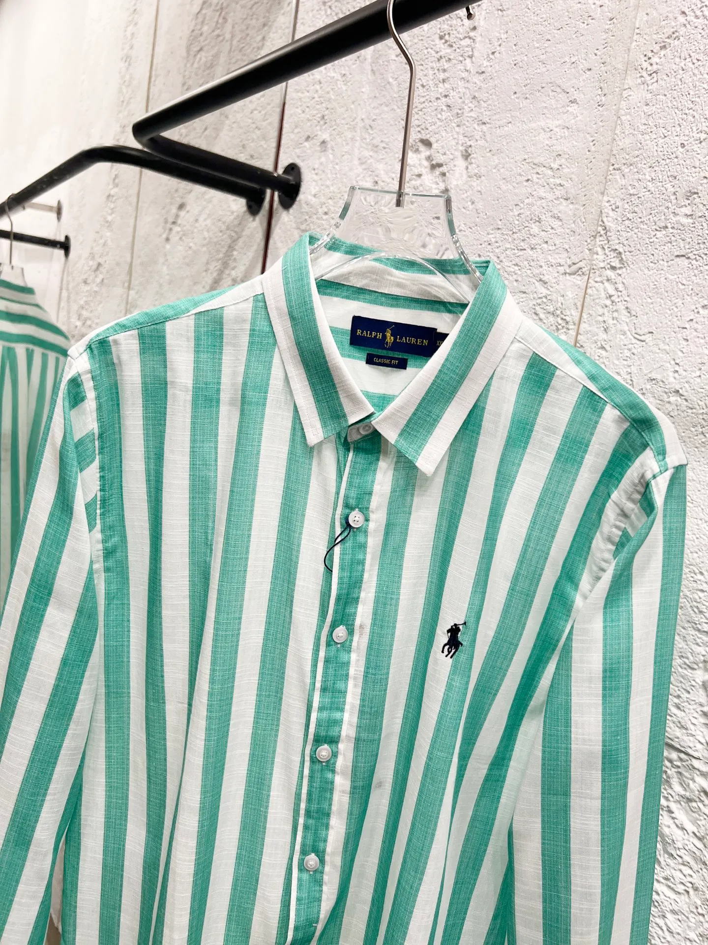 P192 Style number: T54 Ralph Lauren & Ralph Lauren large striped shirt made of slub cotton. Can be used as a sun protection shirt. Color: green Size: M (110-125 pounds) L (125-140 pounds) XL (140-155 pounds) 2XL (155-170 pounds)